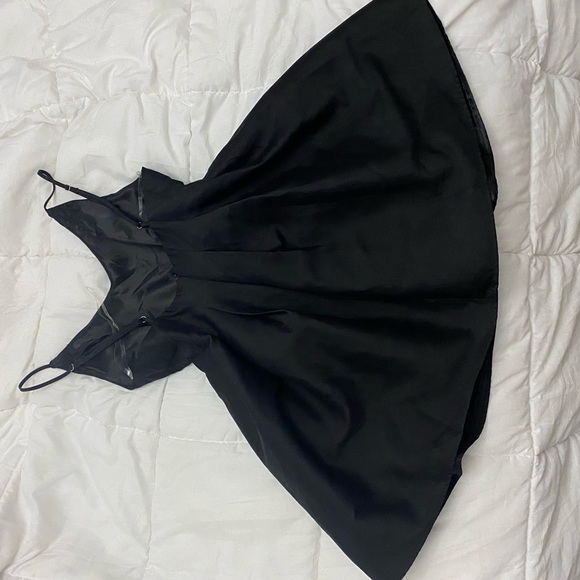 Pocketed party dress with spaghetti straps. Size large. Never worn - Picture 2 of 5